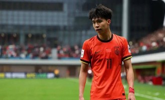 18岁少年王钰栋引领国足生死战