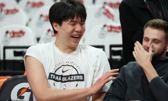 队记：杨瀚森状态不错 年轻中锋成长需要时间