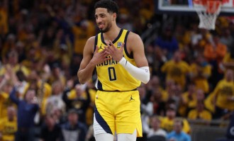 哈利季后赛最强一战 主帅斗智锡伯杜已然完败？