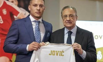 从法兰克福买前锋须谨慎！皇马、曼城都吃过亏，利物浦买埃基蒂克风险太大