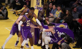 大范：里夫斯无球跑动不错 东契奇詹姆斯完全不动